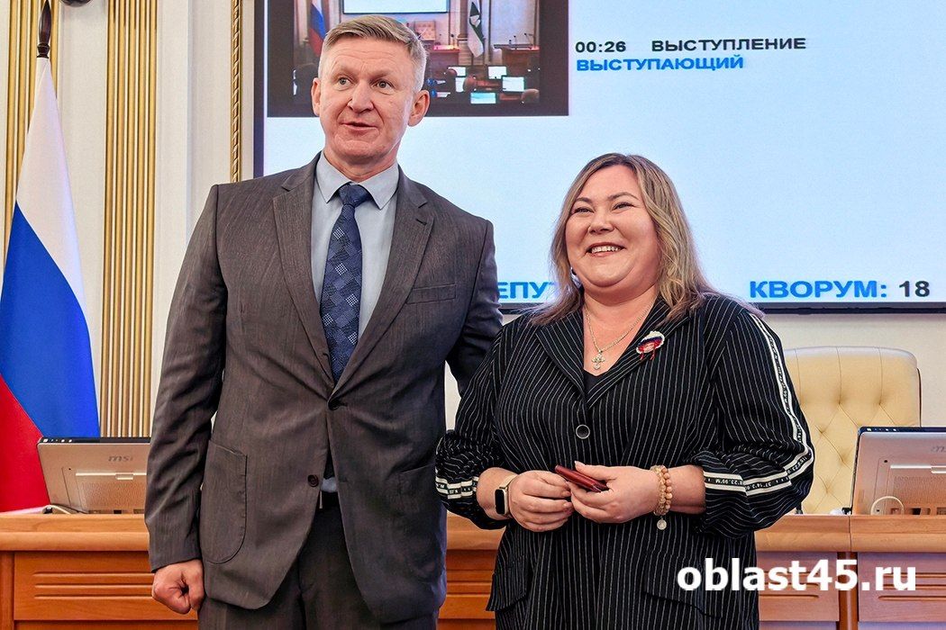 В парламенте Курганской области вручили депутатский значок Елене Васильевой
