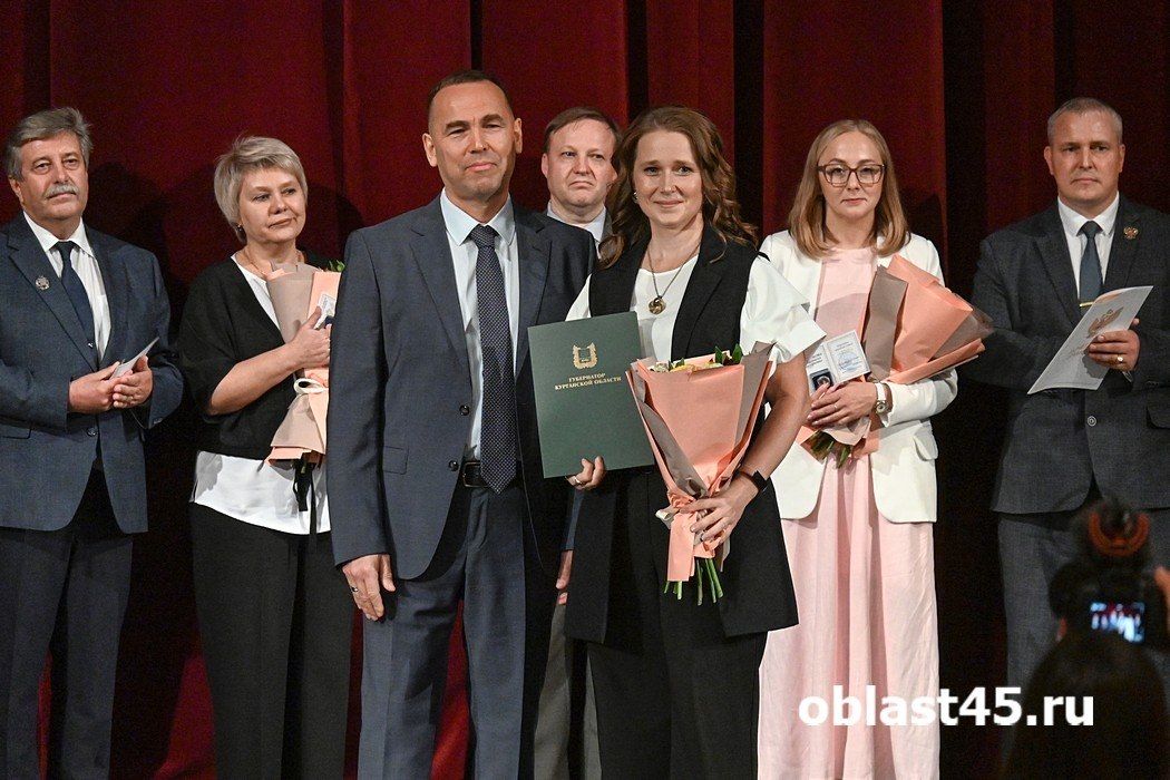 Лучших учителей и преподавателей региона наградили в Кургане