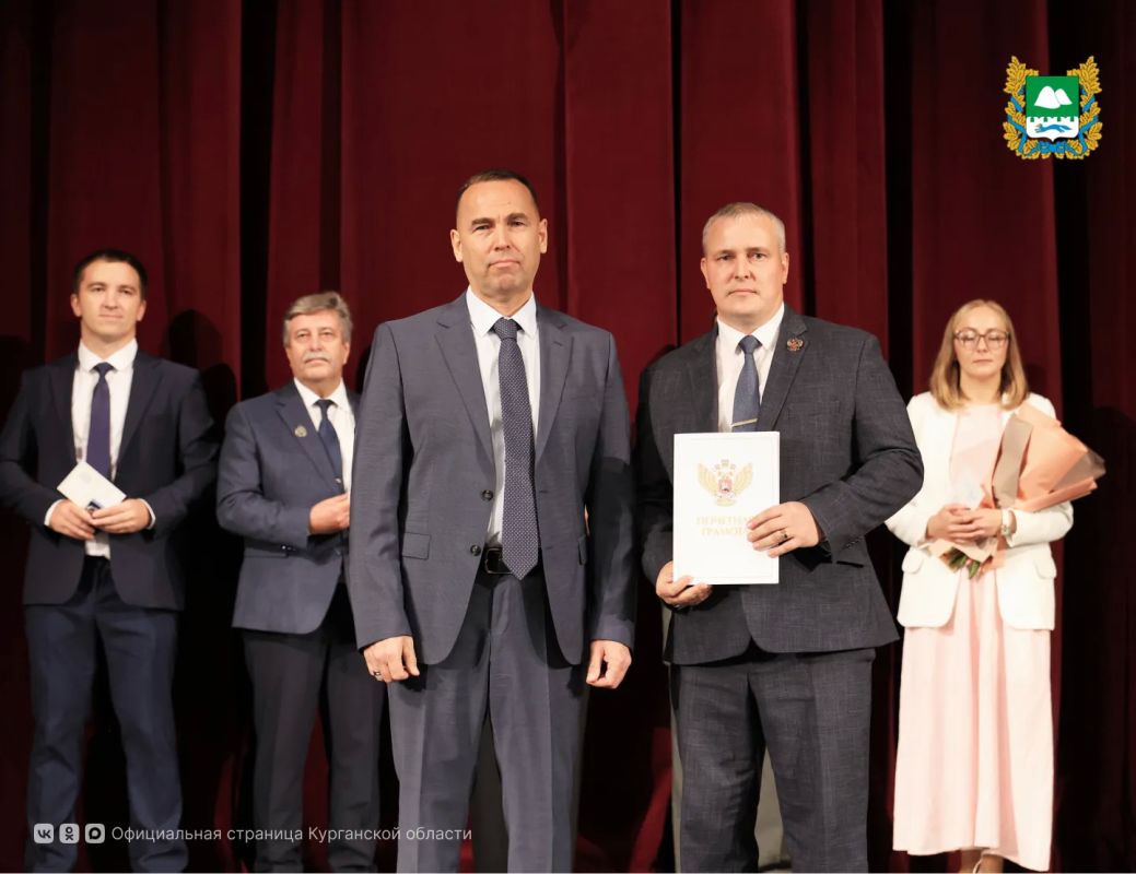 Накануне Дня учителя губернатор Вадим Шумков поздравил педагогов с профессиональным праздником и вручил им награды Накануне Дня учителя губернатор Вадим Шумков поздравил педагогов с профессиональным праздником и вручил им награды