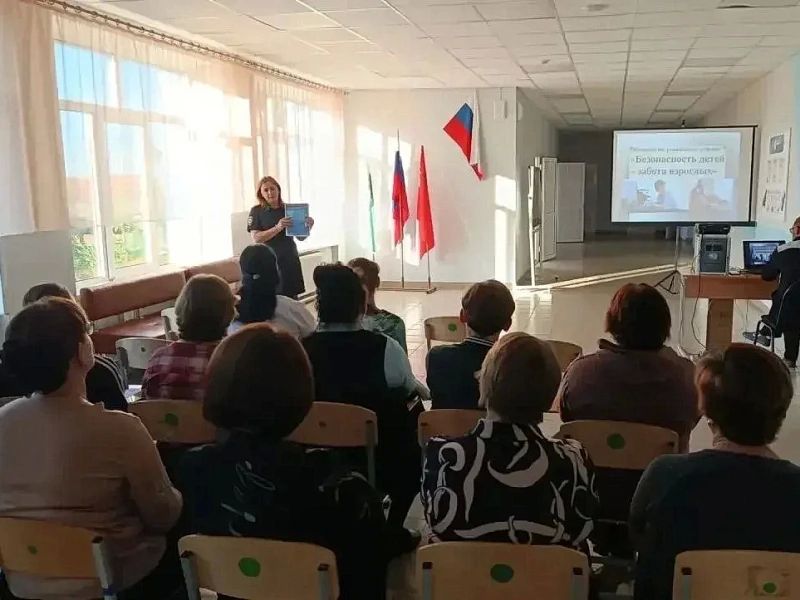 Сотрудники межмуниципального отдела МВД России «Притобольный» посетили родительское собрание в одной из школ, где обсудили с родителями учеников несколько актуальных тем
