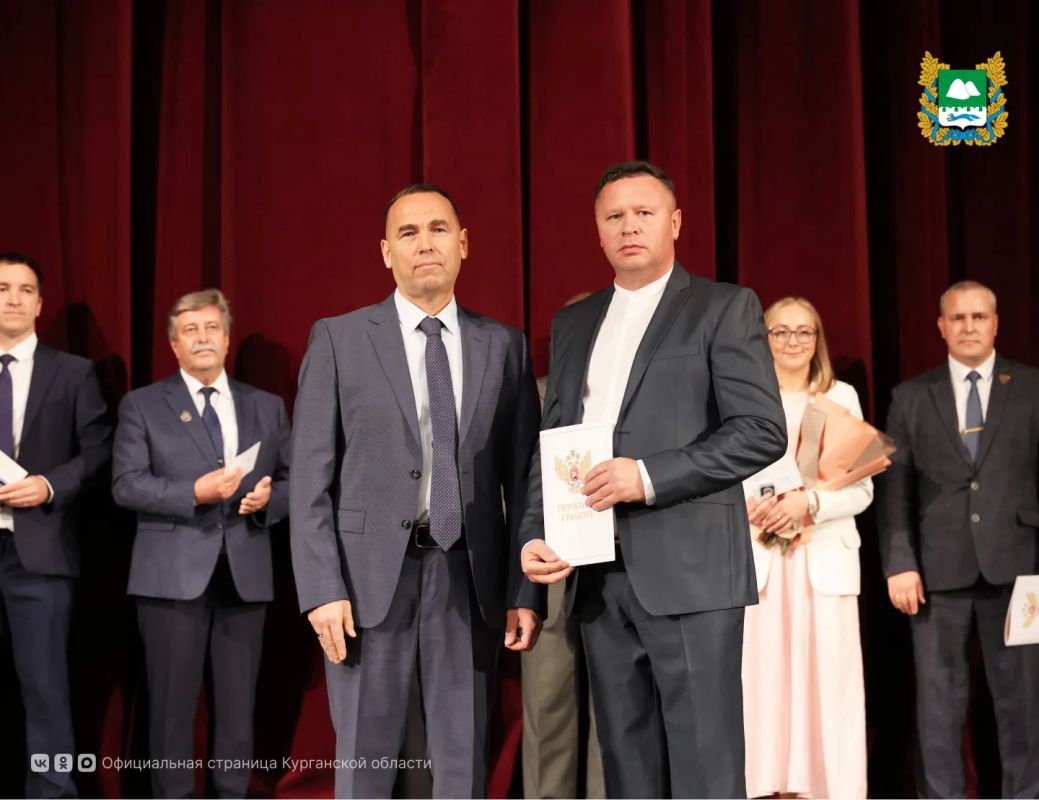 Накануне Дня учителя губернатор Вадим Шумков поздравил педагогов с профессиональным праздником и вручил им награды Накануне Дня учителя губернатор Вадим Шумков поздравил педагогов с профессиональным праздником и вручил им награды