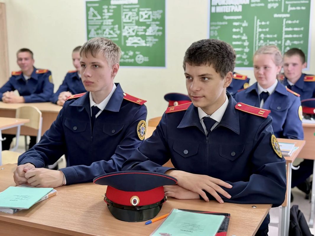 Руководитель следственного управления поздравил коллектив Раскатихинской школы с Днем учителя Руководитель следственного управления поздравил коллектив Раскатихинской школы с Днем учителя