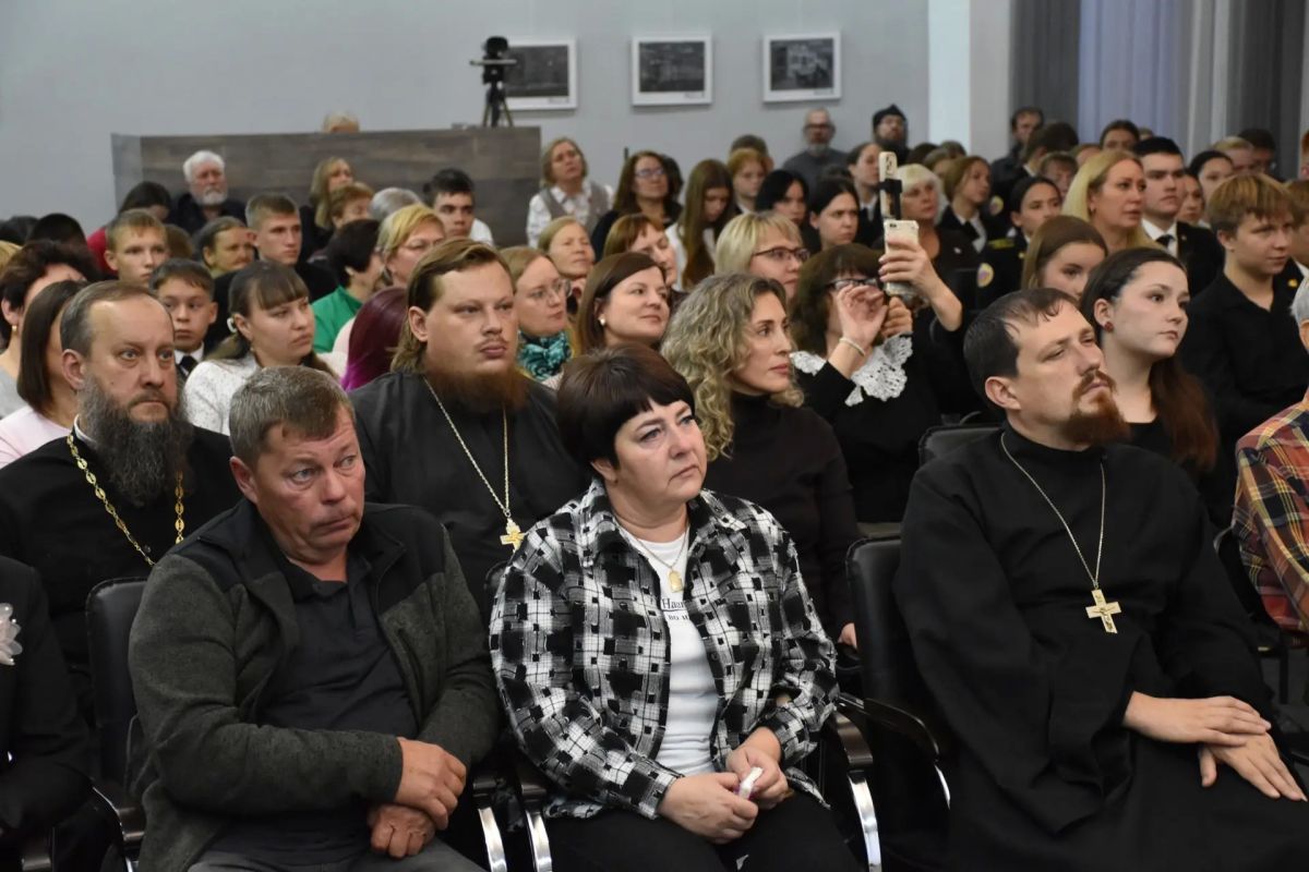 В Юговке прошла премьера телеверсии спектакля-летописи «Наши: во имя жизни» В Юговке прошла премьера телеверсии спектакля-летописи «Наши: во имя жизни»