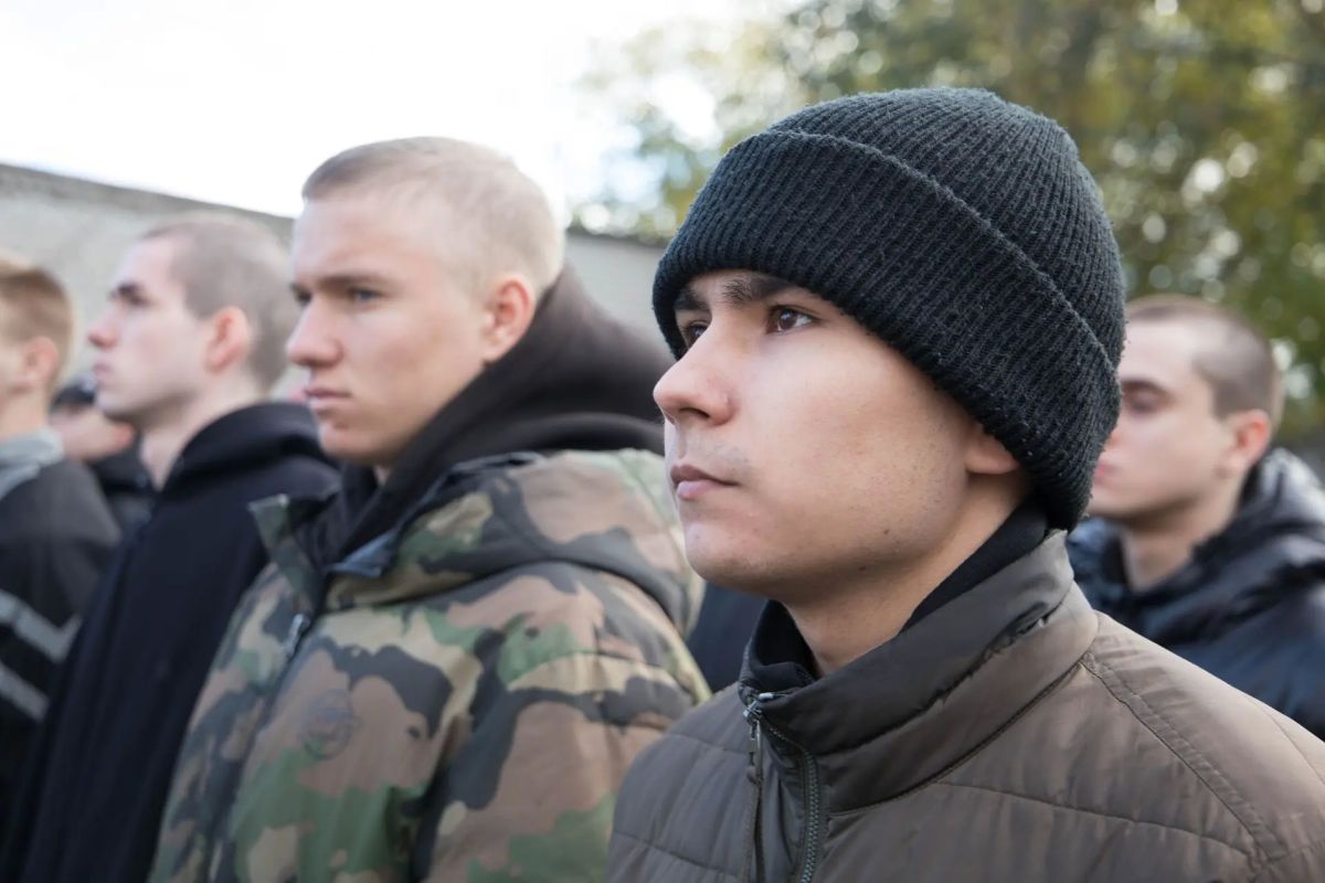 Антон Науменко: Сегодня во время торжественной отправки призывников пожелал ребятам, чтобы их служба прошла спокойно и достойно, чтобы они были дисциплинированными, слушались своих командиров, получали новые знания Антон Науменко: Сегодня во время торжественной отправки призывников пожелал ребятам, чтобы их служба прошла спокойно и достойно, чтобы они были дисциплинированными, слушались своих командиров, получали новые знания