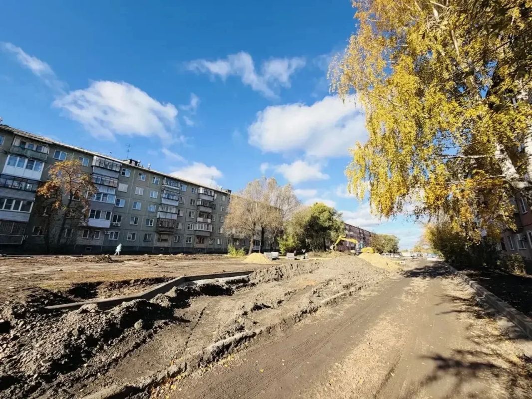 В Кургане продолжается масштабное благоустройство городских территорий — работы идут в разных районах города и охватывают как дворы, так и общественные пространства В Кургане продолжается масштабное благоустройство городских территорий — работы идут в разных районах города и охватывают как дворы, так и общественные пространства