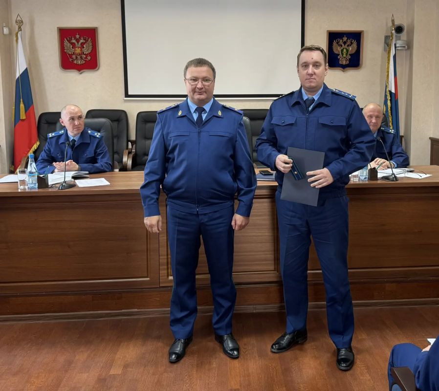 Сегодня прокурор Курганской области Владислав Московских в торжественной обстановке поздравил оперативных работников с присвоением классных чинов Сегодня прокурор Курганской области Владислав Московских в торжественной обстановке поздравил оперативных работников с присвоением классных чинов