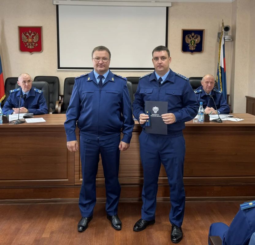 Сегодня прокурор Курганской области Владислав Московских в торжественной обстановке поздравил оперативных работников с присвоением классных чинов Сегодня прокурор Курганской области Владислав Московских в торжественной обстановке поздравил оперативных работников с присвоением классных чинов