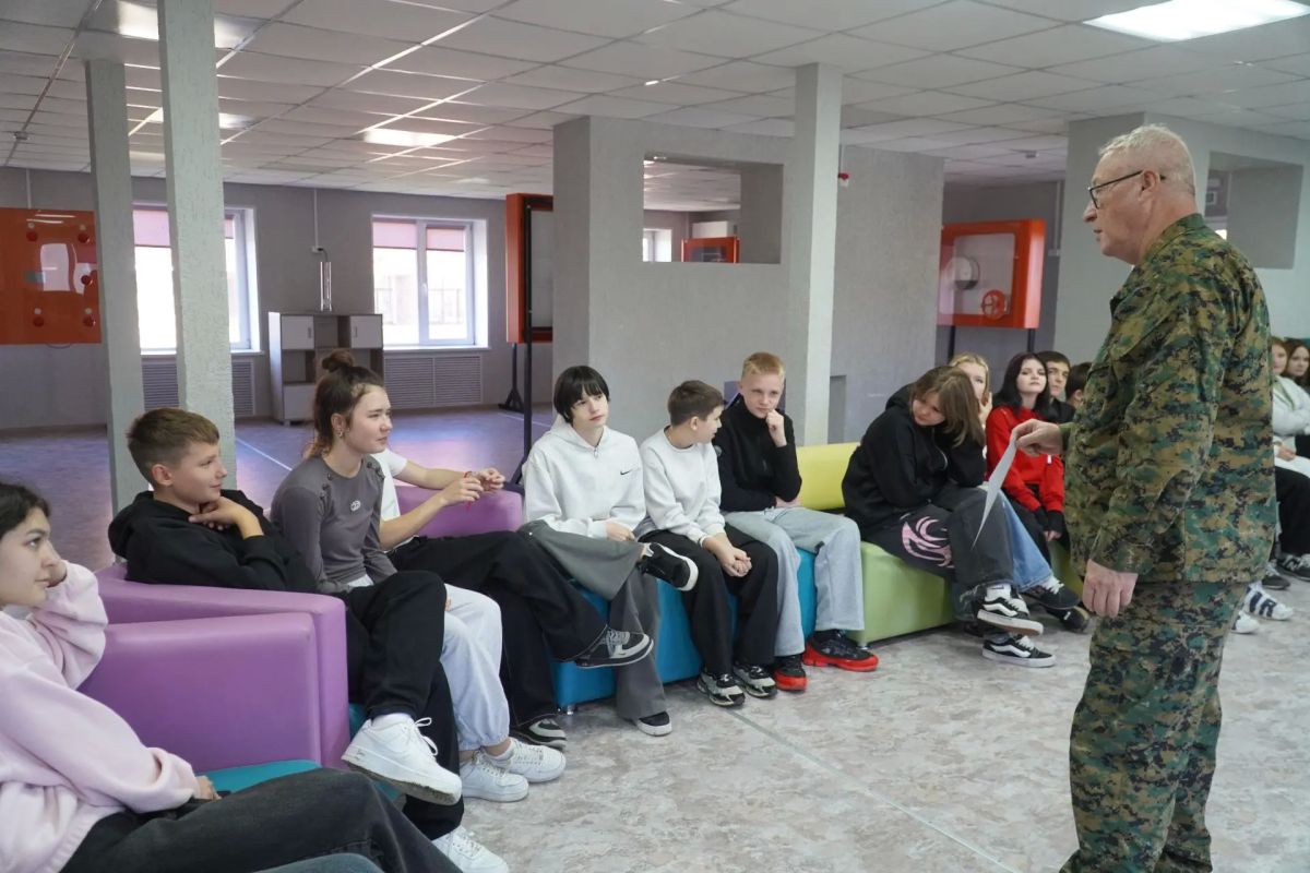 Зауральские полицейские проводят профориентационные мероприятия в лагере «Чумляк» Зауральские полицейские проводят профориентационные мероприятия в лагере «Чумляк»