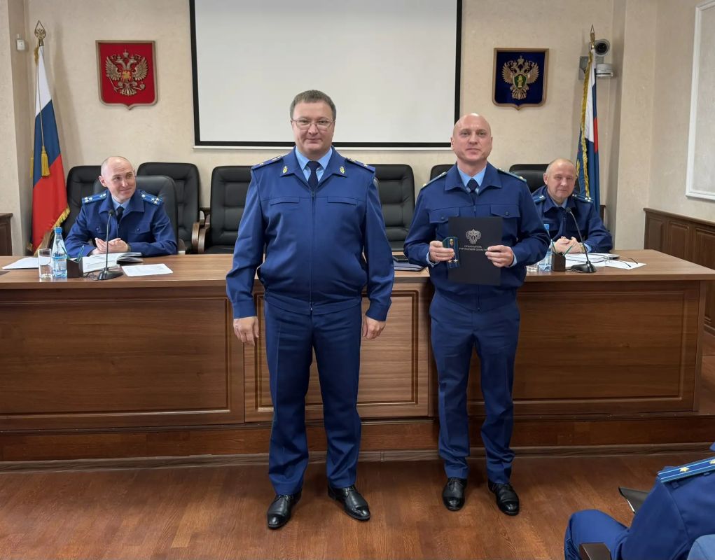 Сегодня прокурор Курганской области Владислав Московских в торжественной обстановке поздравил оперативных работников с присвоением классных чинов Сегодня прокурор Курганской области Владислав Московских в торжественной обстановке поздравил оперативных работников с присвоением классных чинов