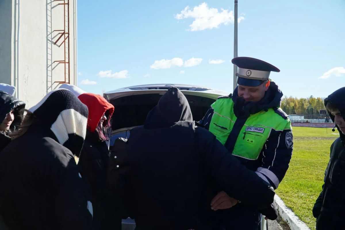 Зауральские полицейские проводят профориентационные мероприятия в лагере «Чумляк» Зауральские полицейские проводят профориентационные мероприятия в лагере «Чумляк»
