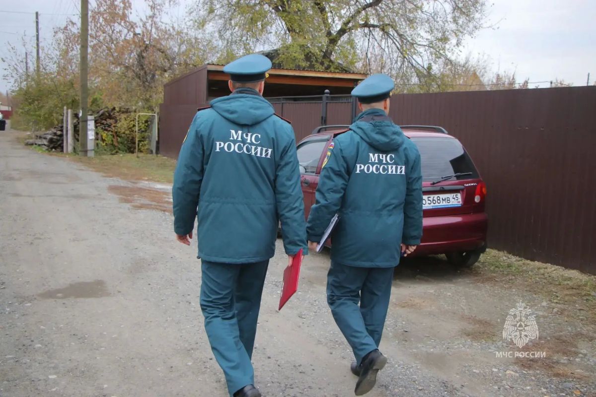 В Кургане прошел рейд по жилому сектору микрорайона Вороновка - сотрудники МЧС России напомнили жителям о безопасном тепле В Кургане прошел рейд по жилому сектору микрорайона Вороновка - сотрудники МЧС России напомнили жителям о безопасном тепле