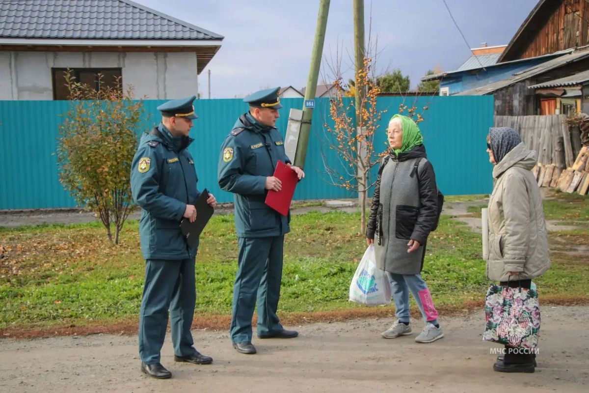В Кургане прошел рейд по жилому сектору микрорайона Вороновка - сотрудники МЧС России напомнили жителям о безопасном тепле