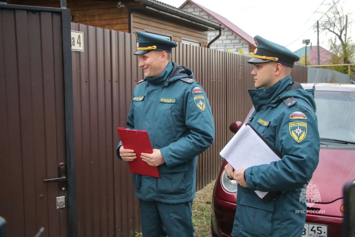 В Кургане прошел рейд по жилому сектору микрорайона Вороновка - сотрудники МЧС России напомнили жителям о безопасном тепле В Кургане прошел рейд по жилому сектору микрорайона Вороновка - сотрудники МЧС России напомнили жителям о безопасном тепле