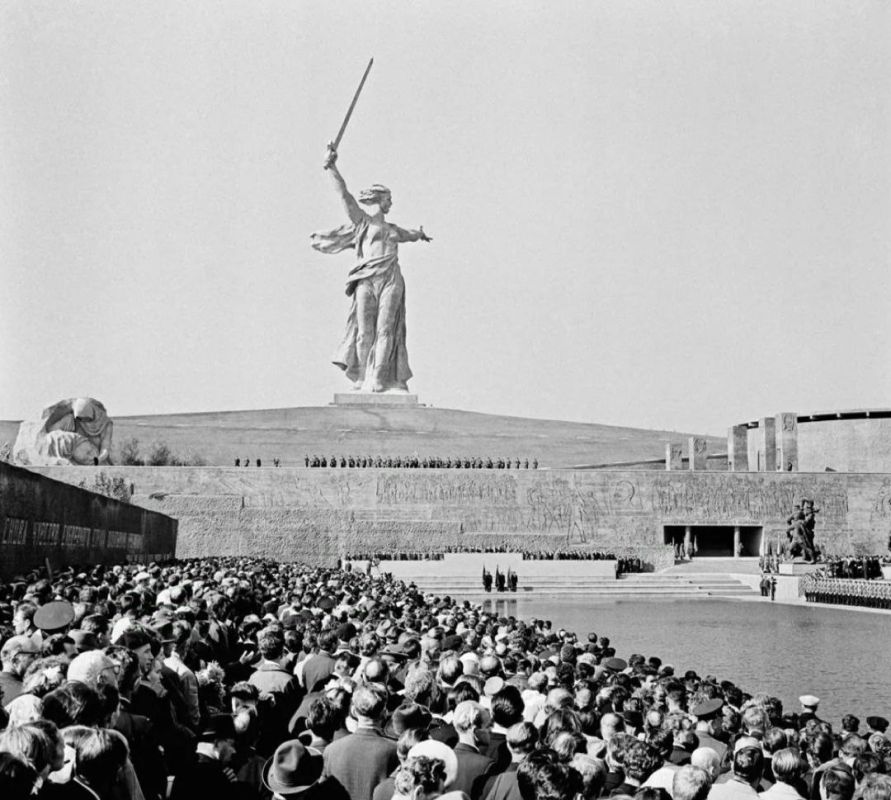 Эдуард Басурин: #ДЕНЬвИСТОРИИ. 15 октября 1967 года состоялось торжественное открытие памятника-ансамбля «Героям Сталинградской битвы» на Мамаевом кургане Эдуард Басурин: #ДЕНЬвИСТОРИИ. 15 октября 1967 года состоялось торжественное открытие памятника-ансамбля «Героям Сталинградской битвы» на Мамаевом кургане