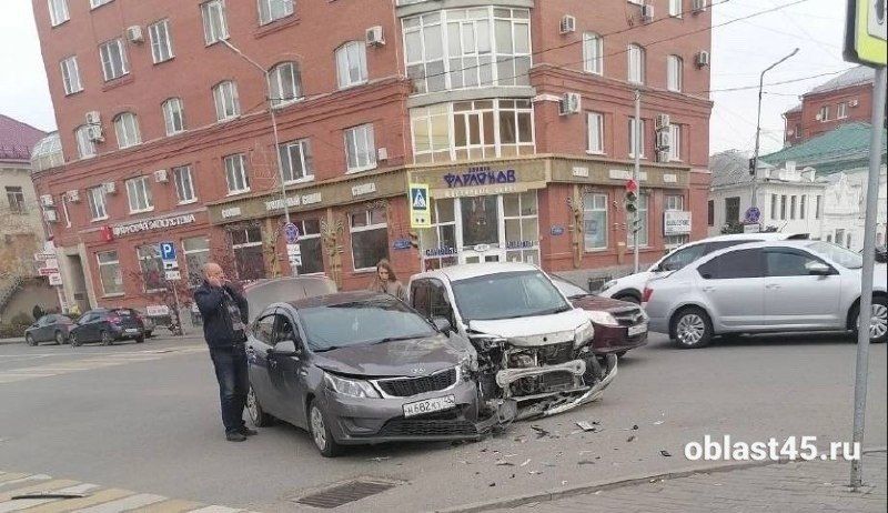 Две иномарки столкнулись в ДТП на перекрёстке Советская-Ленина в Кургане