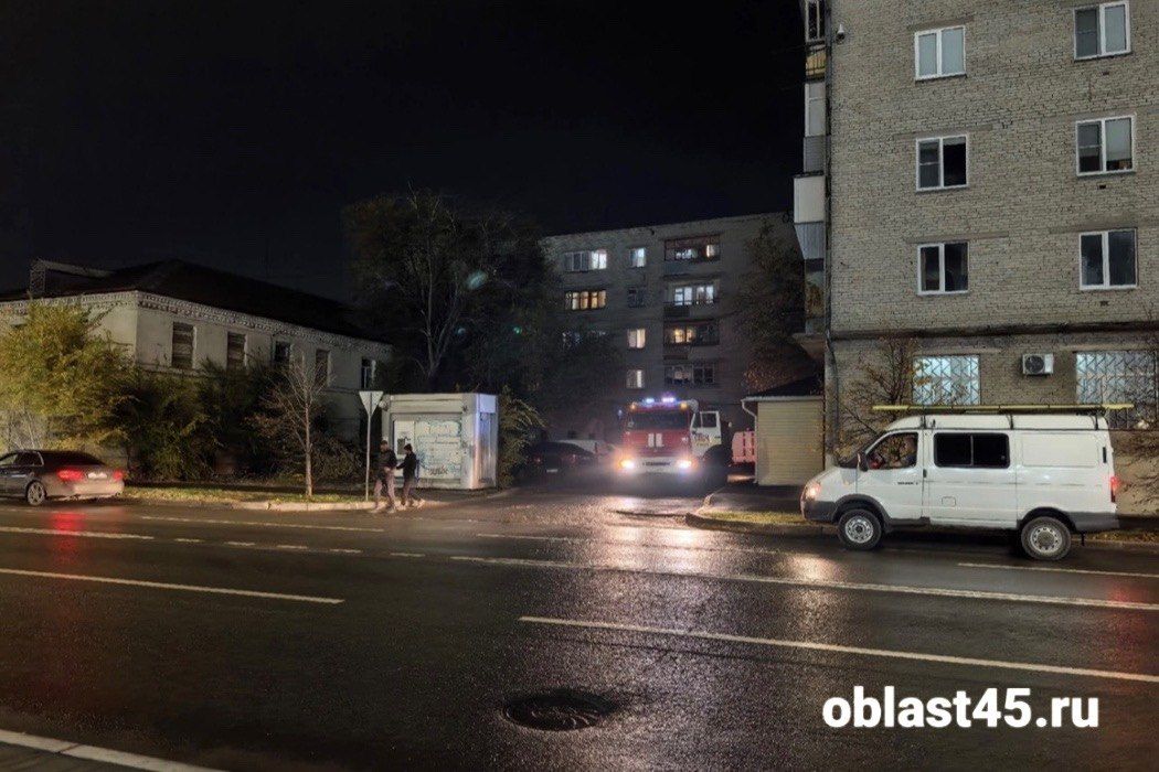 «Дом то «играет», потому что на воде стоит»: жители курганской пятиэтажки о возможных причинах обвала