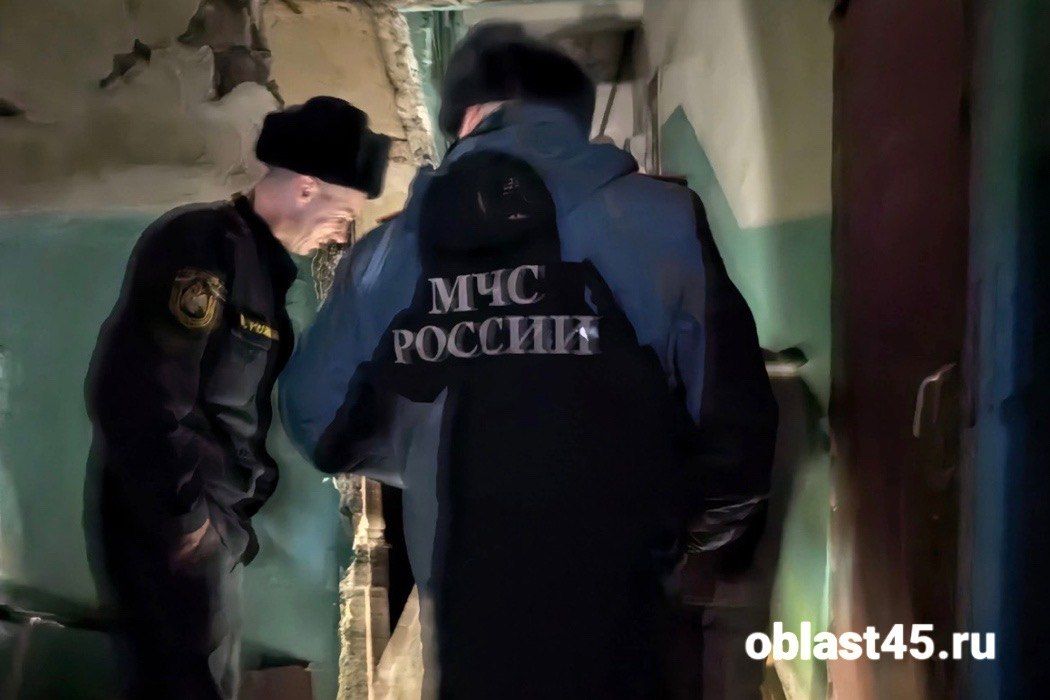 К дому, где произошло обрушение, приехали представители администрации Кургана