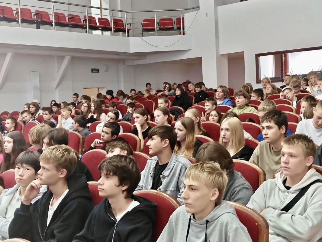 В Каргаполье прошел Единый день профилактики для школьников с участием руководителя межрайонного следственного отдела В Каргаполье прошел Единый день профилактики для школьников с участием руководителя межрайонного следственного отдела