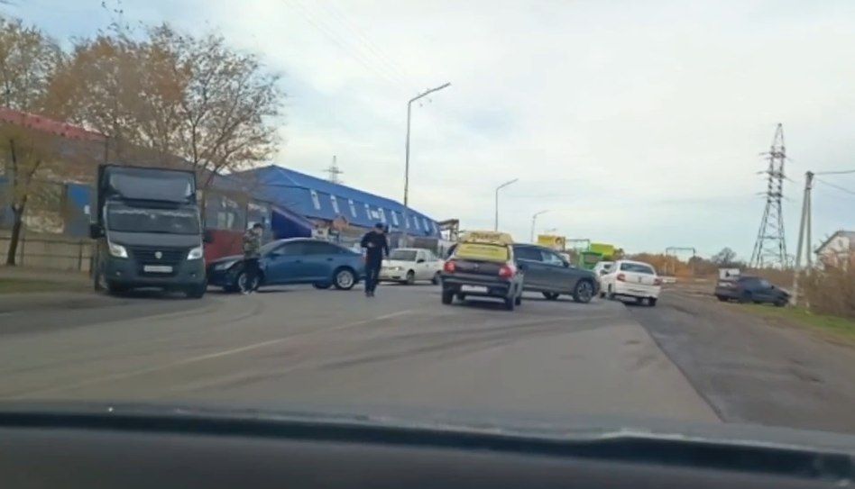 Пробки и люди у машин: в Кургане произошло массовое ДТП у Чеховского моста