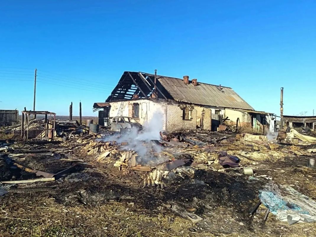 Крупный пожар уничтожил дом, баню и машину в Курганской области
