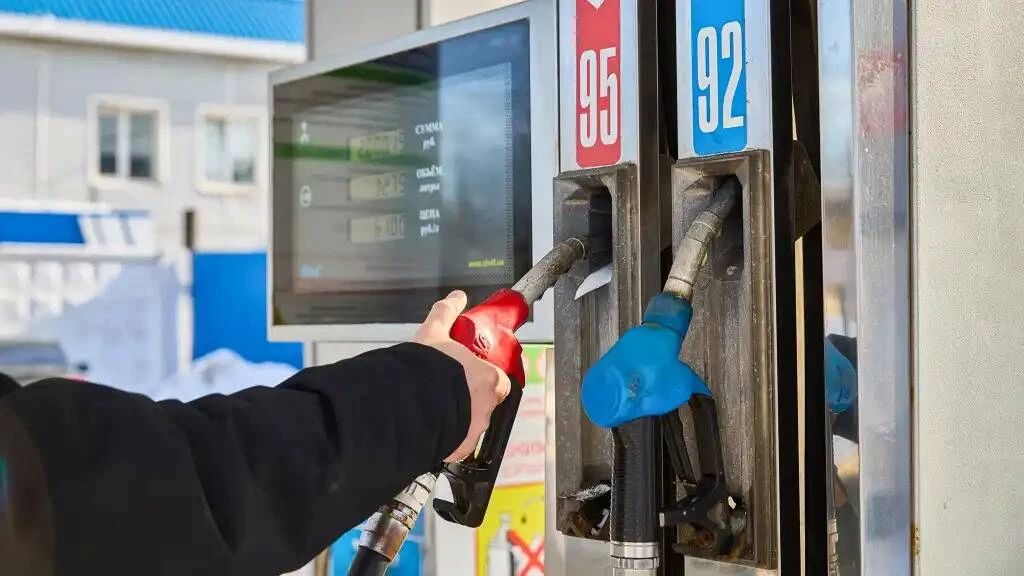 Бензин подешевел в большинстве российских регионов
