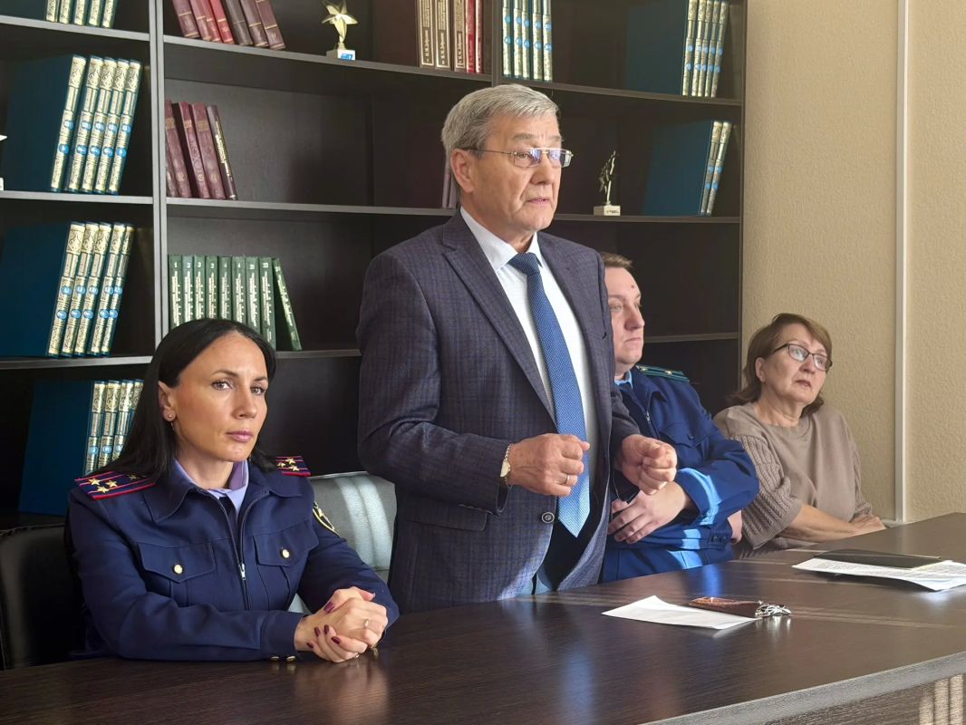 Сотрудники следственного управления приняли участие в профориентационной встрече со студентами КГУ Сотрудники следственного управления приняли участие в профориентационной встрече со студентами КГУ