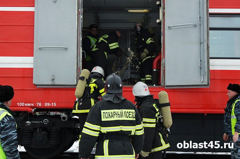 Пожар на 300 квадратах: женщина госпитализирована с ожогами в Курганской области