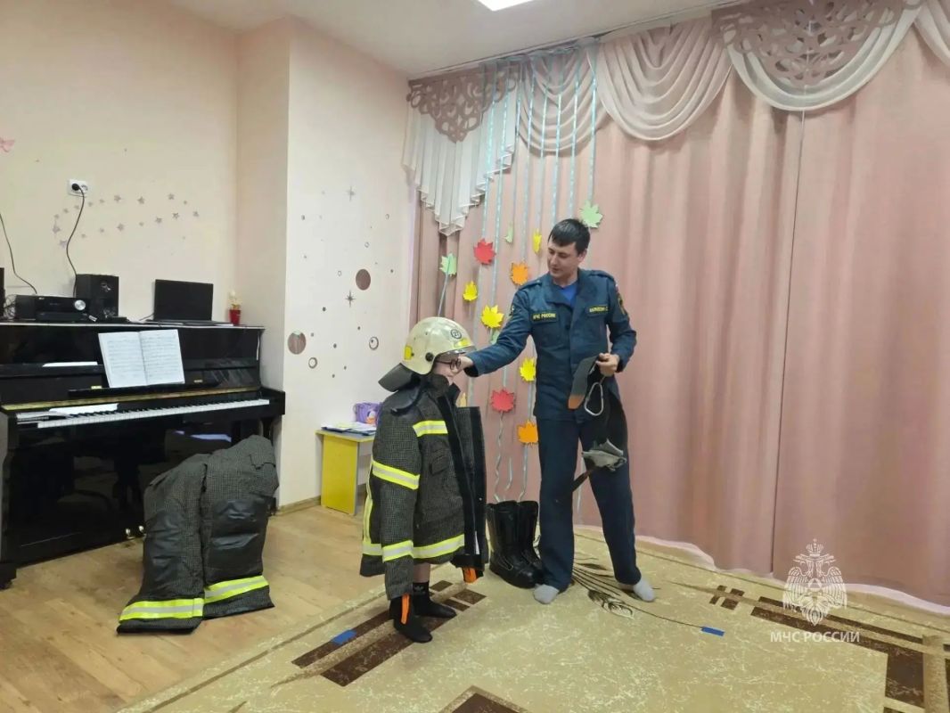 Зауральский огнеборец МЧС России присоединился к акции «Профессия моего папы»