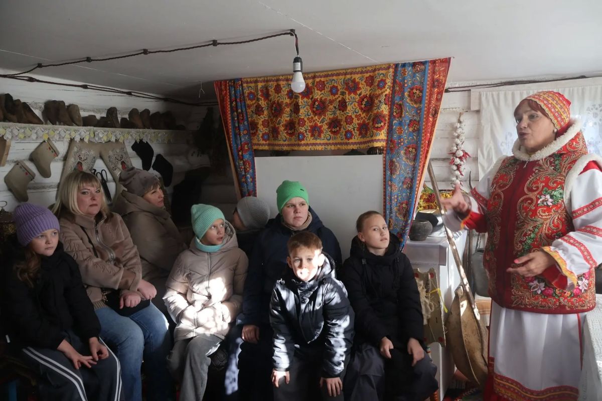 Дети участников специальной военной операции побывали на экскурсии в Музее зауральской деревни Дети участников специальной военной операции побывали на экскурсии в Музее зауральской деревни