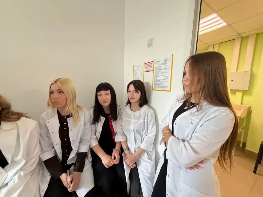 Скальпель, стетоскоп и взрослая ответственность: как курганские школьники примеряют белый халат Скальпель, стетоскоп и взрослая ответственность: как курганские школьники примеряют белый халат