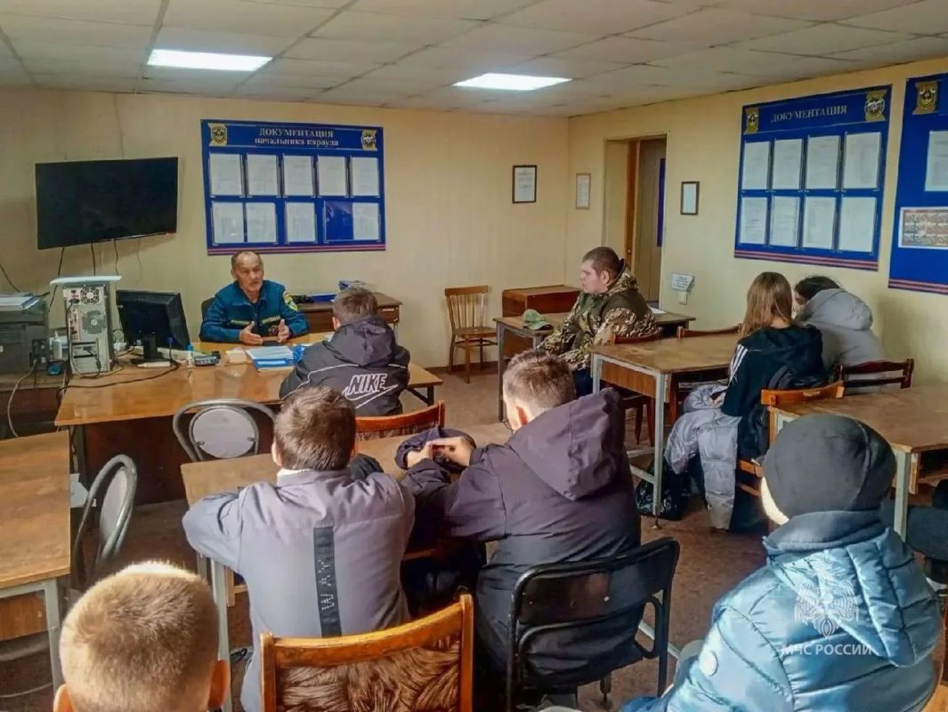 Зауральские ребята побывали в гостях у огнеборцев МЧС России Зауральские ребята побывали в гостях у огнеборцев МЧС России