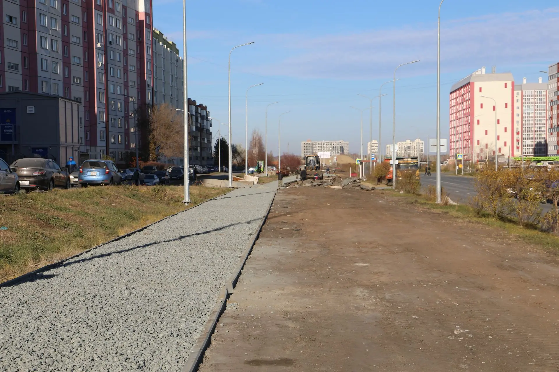 Антон Науменко: Ведутся работы по обратной засыпке, восстановлению газона и пешеходной дорожки на Илизарова. В этом году на проспекте Маршала Голикова, вдоль улиц Илизарова и Фарафонова заменили порядка 1 км теплосети