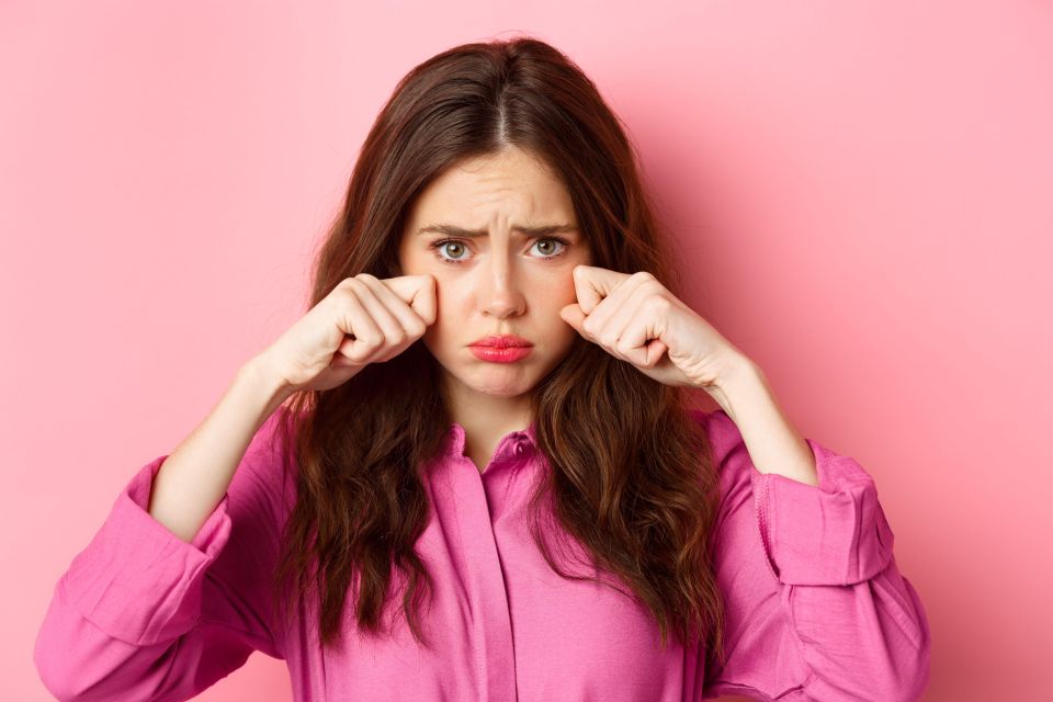 Слезы высохнут сами: 3 способа быстро перестать плакать