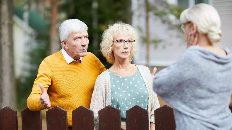 Как пенсионерам отстоять свои права: полезные советы по решению конфликтов с соседями