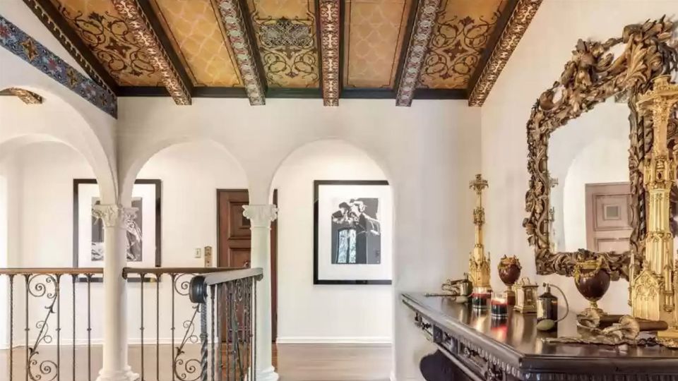 Белый безбожно устарел: эти простые идеи для обновления потолков освежат комнату