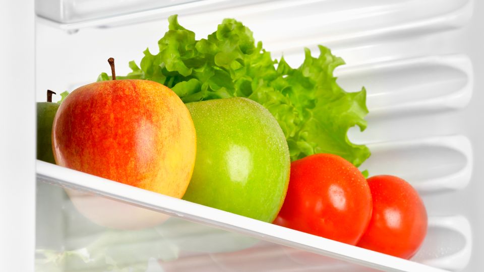 Убрать неприятный запах из холодильника проще простого: положите на полку вот что