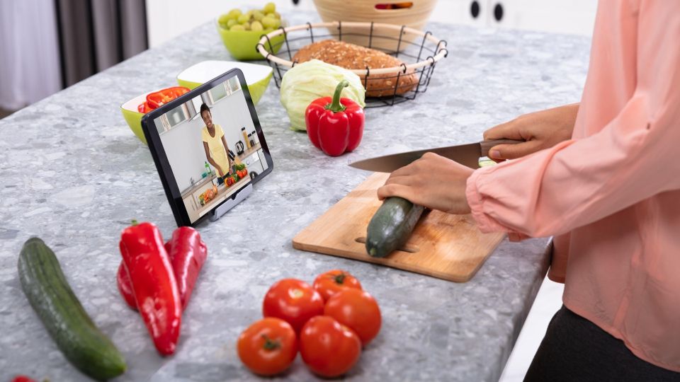 Несложный способ спасти смартфон от воды: домохозяйкам точно пригодится