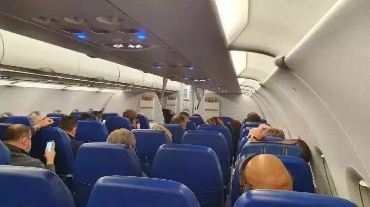 Врач раскрыл главную причину, почему опасно сидеть у окна в самолете