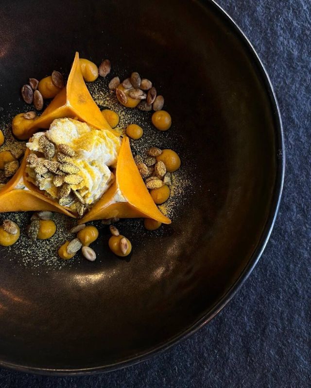 Фаготтини из тыквы с голубым сыром и пряной кремовой подачей