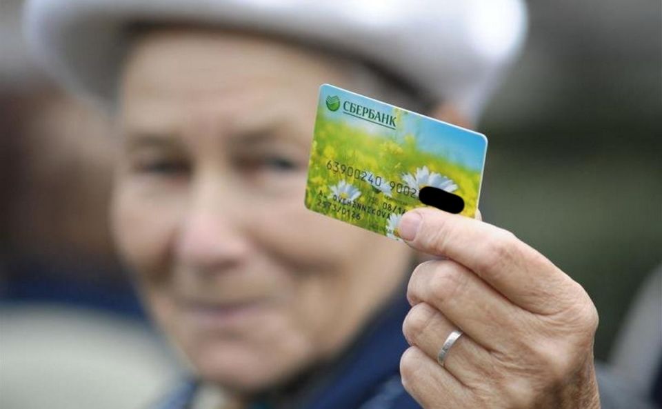 Усталость и доверие к знакомым: как пенсионеркам попадают в мошеннические схемы с банковскими картами